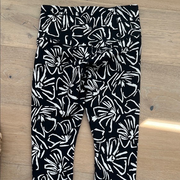 Stylish Black and White Women’s Leggings - Picture 5 of 8